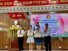 Ông Huỳnh Văn Hải - Phó bí thư, chủ tịch HĐND trao thưởng cho tập thể, cá nhân