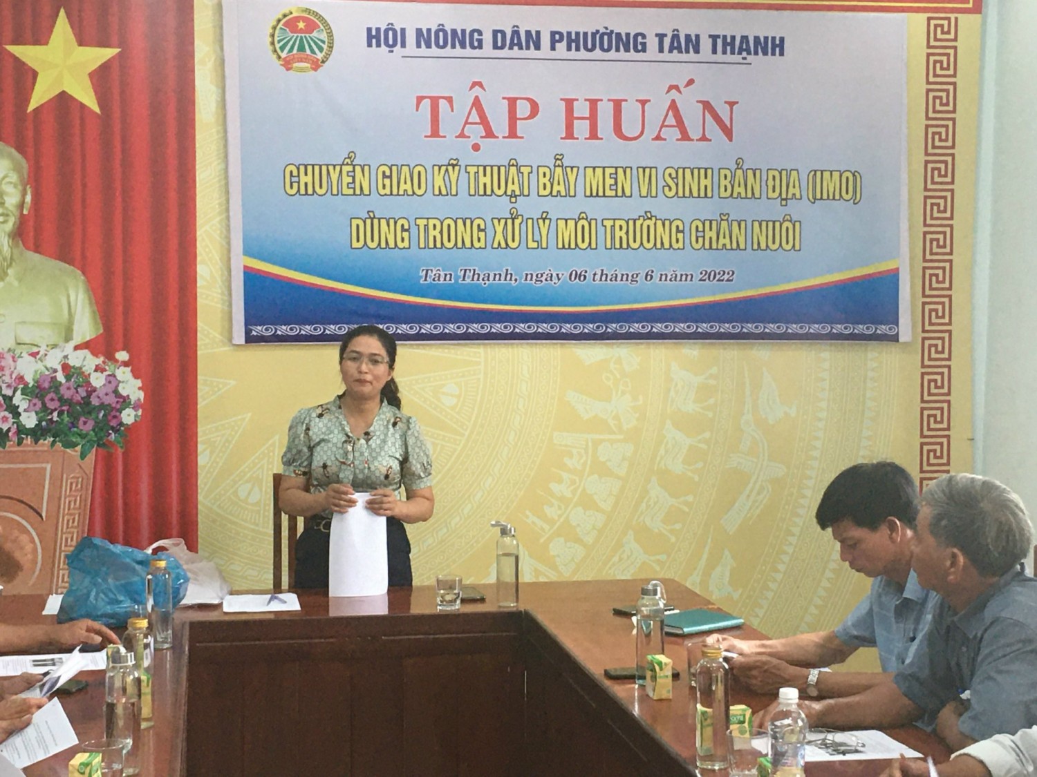 Tân Thạnh tập huấn kỹ thuật sử dụng men vi sinh trong xử lý môi trường chăn nuôi, chất thải chăn nuôi, khử mùi hố gas, hố rác thải sinh hoạt và trồng trọt.