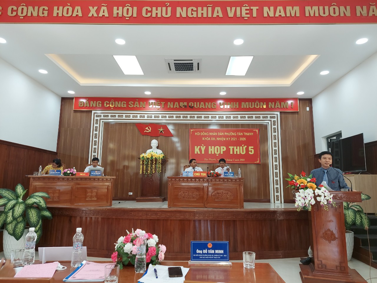 Đồng chí Đỗ Văn Minh - BT - Chủ tịch UBND phường phát biểu tại kỳ họp