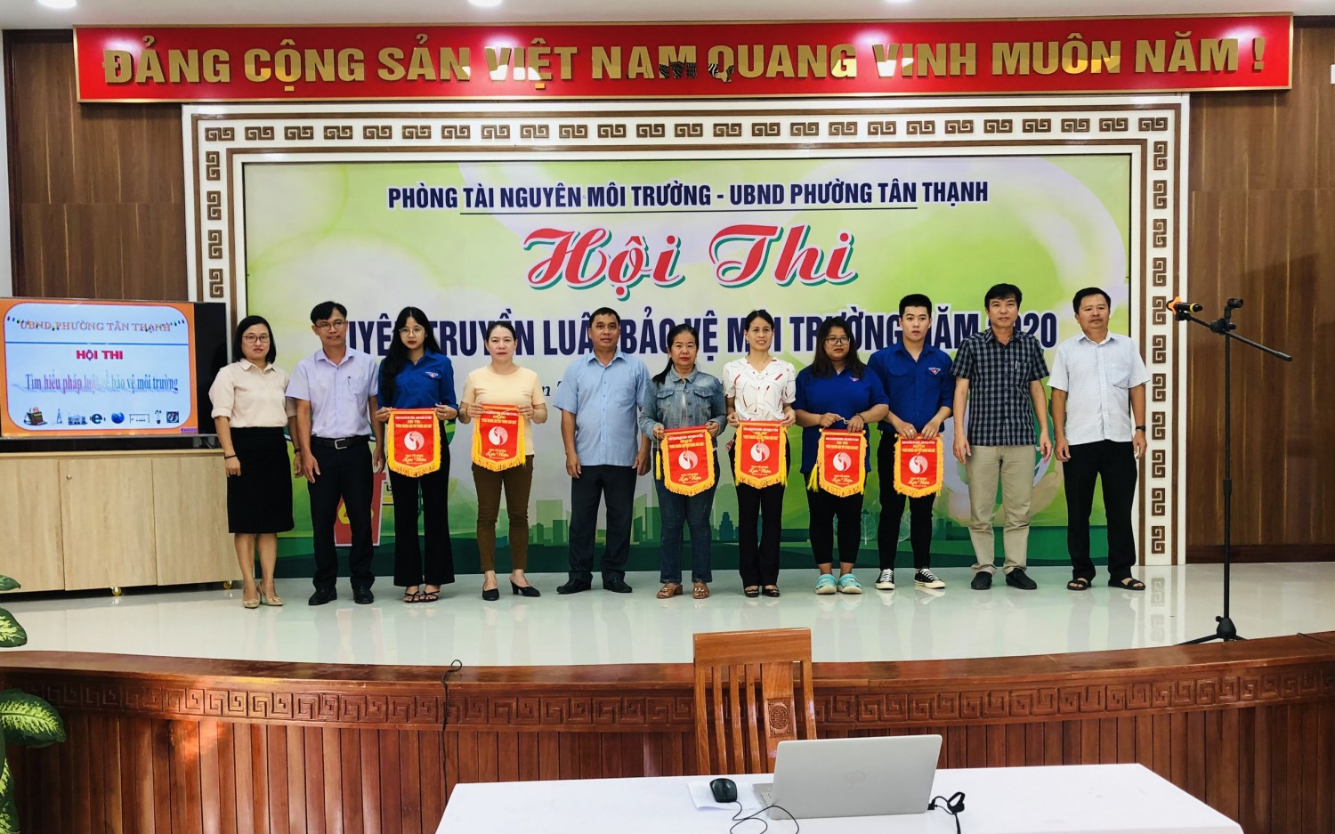 Trao cờ lưu niệm cho các đơn vị dự thi