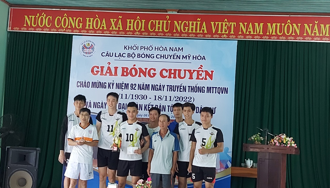 Trao giải đội bóng chuyền CLB Phú Ninh