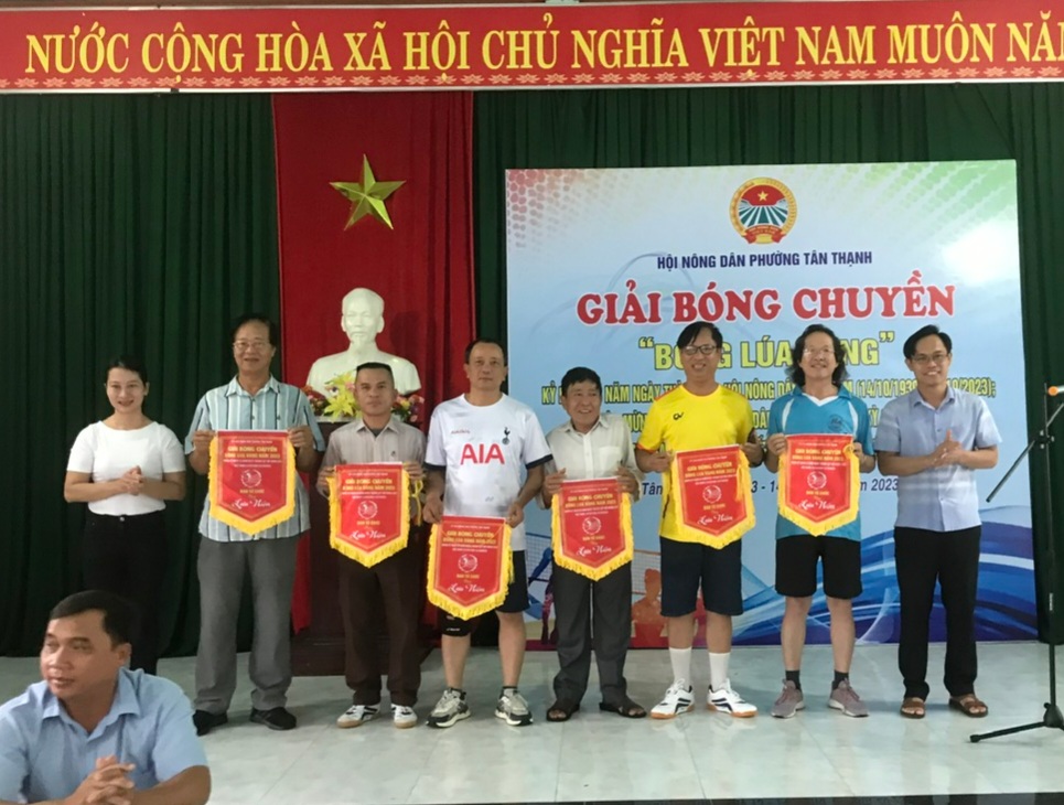 Ông Phan Văn Ngọc và bà Trần Quỳnh Mai - Trao cờ lưu niệm cho các đội bóng chuyền