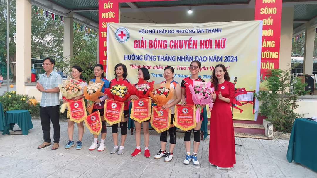 Trao cờ và hoa cho các đội tham gia giải