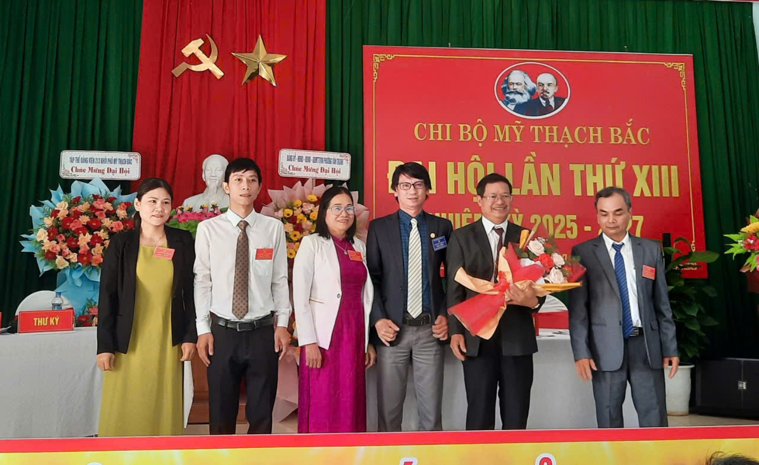 Tặng hoa chúc mừng Chi uỷ Chi bộ nhiệm kỳ mới