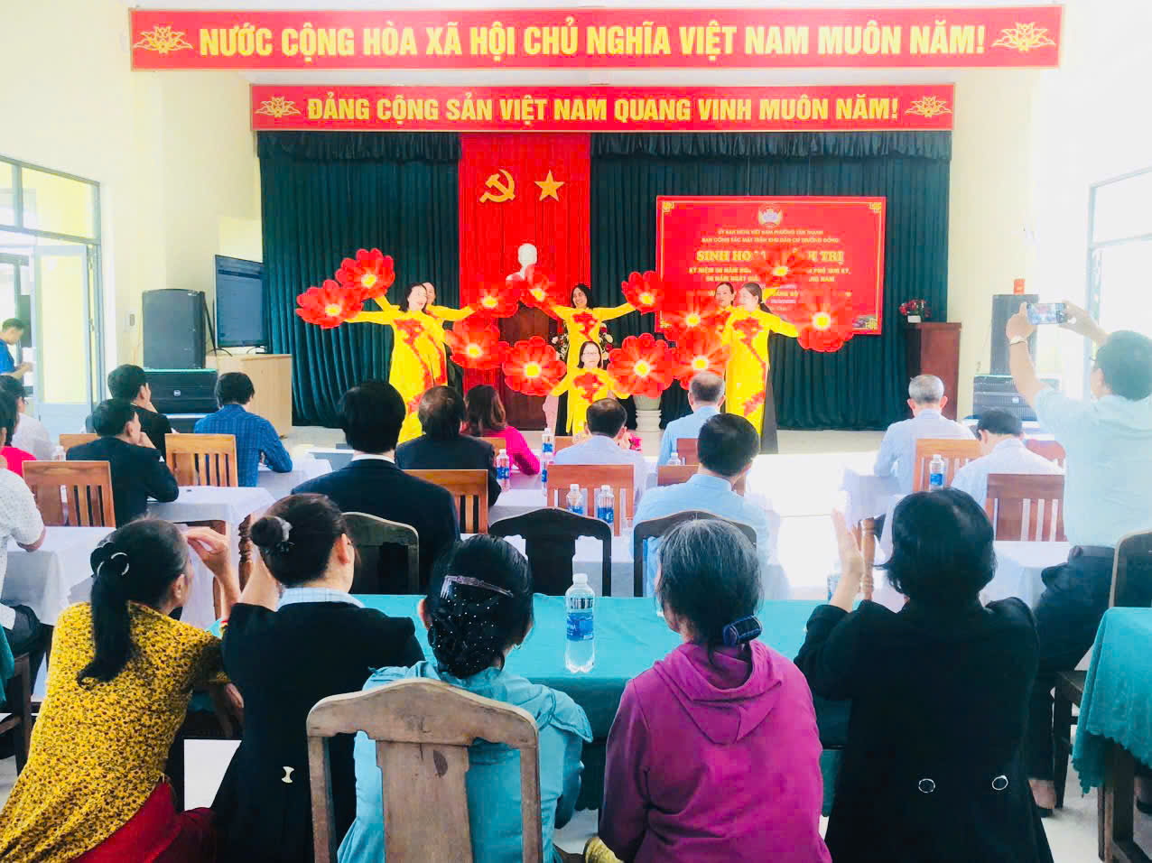 Bà Nguyễn Thị Thu Lan - UVBTV Tỉnh ủy, Bí thư Thành ủy Tam Kỳ phát biểu tại buổi sinh hoạt chính trị khu dân cư Trường Đồng